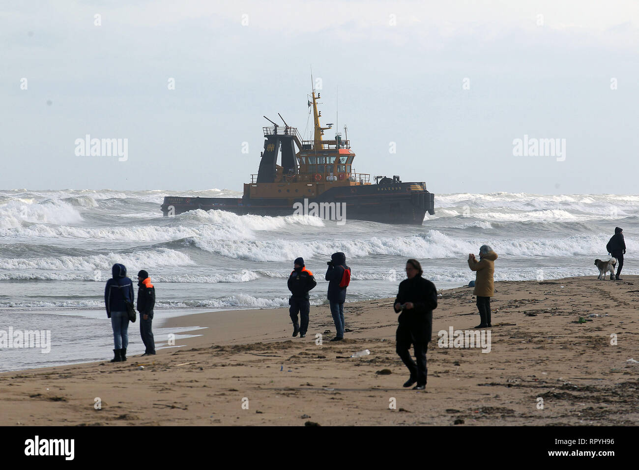 Foto Donato Fasano - LaPresse 23 02 2019 - Bari Cronaca Una nave Mercantile turca spinta Dalle raffiche di Vento e della mareggiata Si&#xe8; arenata sul litorale Sud di Bari, all'altezza della Spiaggia di Pane e Pomodoro. Sul posto Sono al lavoro mezzi della Capitaneria di Porto. Un-rimorchiatore ha tentato di inutilmente avvicinarsi alla Kirchenschiff pro agganciarla e trainarla al Largo. Le condizioni del Mare non Hanno sinora consentito di portare ein Termine l'operazione. Ein bordo c '&#xe8; l'equipaggio. La Nave&#xe8; arenata sul Basso fondale sabbioso e sbatte contro i frangiflutti. Foto Don Stockfoto