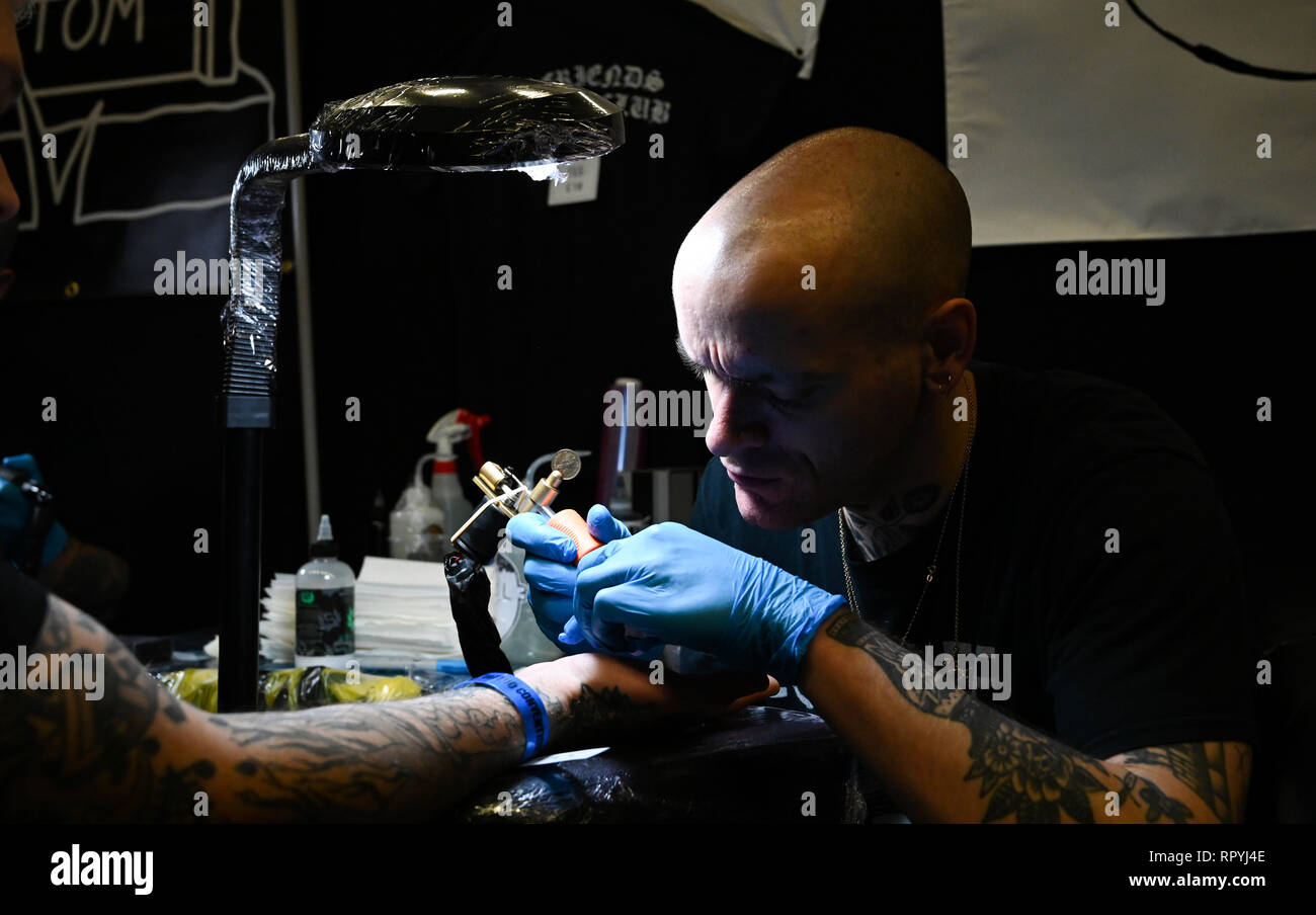 Brighton, East Sussex, UK. 23. Feb 2019. Tattooists bei der Arbeit an der 12. jährlichen Brighton Tattoo Convention statt in der Brighton Centre über das Wochenende mit über 300 erstklassige tattooists nehmen Teil: Simon Dack/Alamy leben Nachrichten Stockfoto