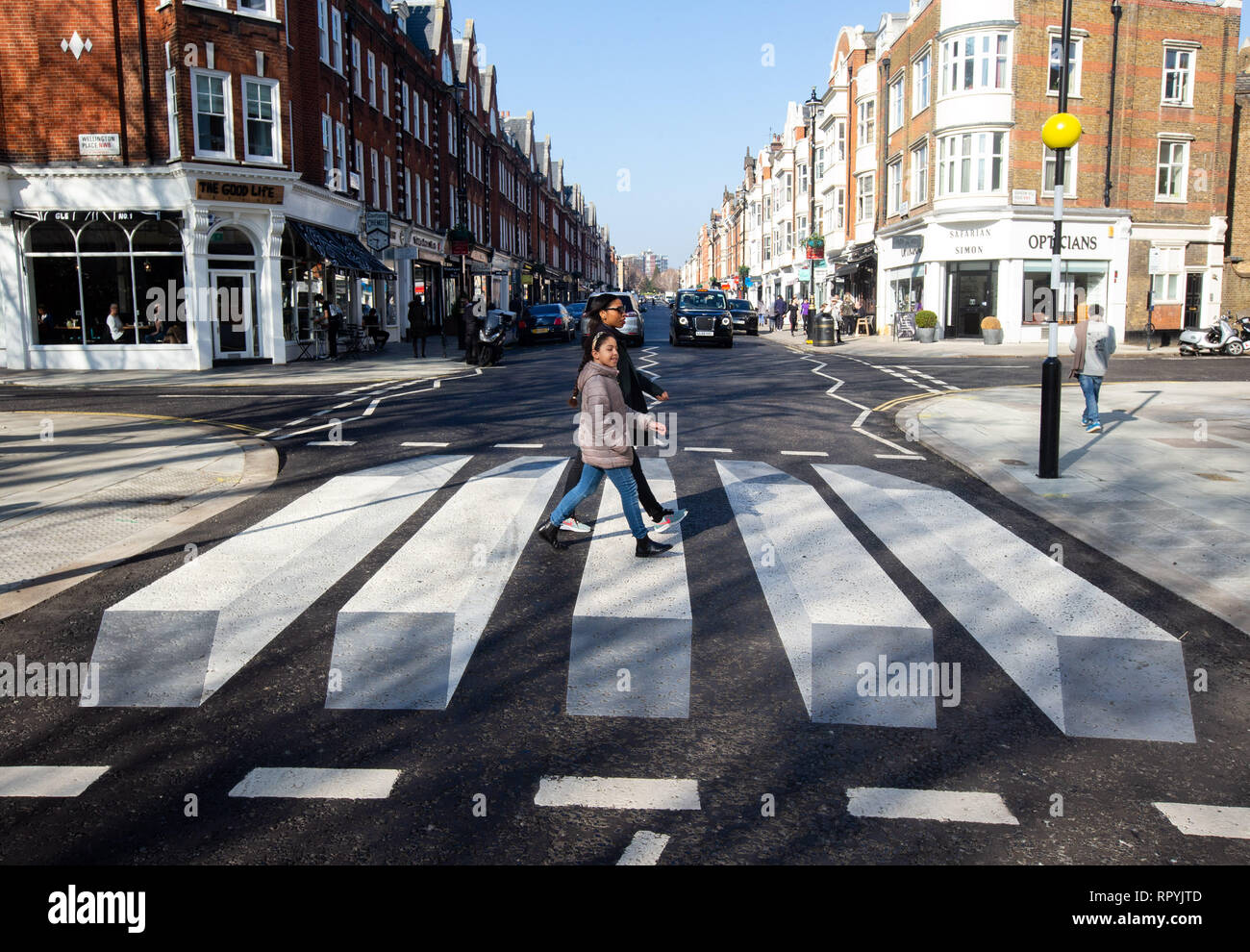 London, Großbritannien. 23. Feb 2019. Britains erste 3D-Zebrastreifen hat in St John's Wood, London installiert. Infrastructure Services Unternehmen, FM Conway arbeiten mit Westminster City Council, hat neue dreidimensionale Fahrbahnmarkierungen auf einem Zebrastreifen, um Treiber zu erhalten, zu verlangsamen. Ähnlich wie 3D-Kreuzungen haben in Island, Australien und Indien verwendet, um Treiber zu erhalten, zu verlangsamen. Der Zebrastreifen ist nur einen kurzen Spaziergang entfernt von der berühmten Abbey Road Zebrastreifen, dass die Beatles über für das Cover ihres Albums 'Abbey Road' ging. Credit: Tommy London/Alamy leben Nachrichten Stockfoto