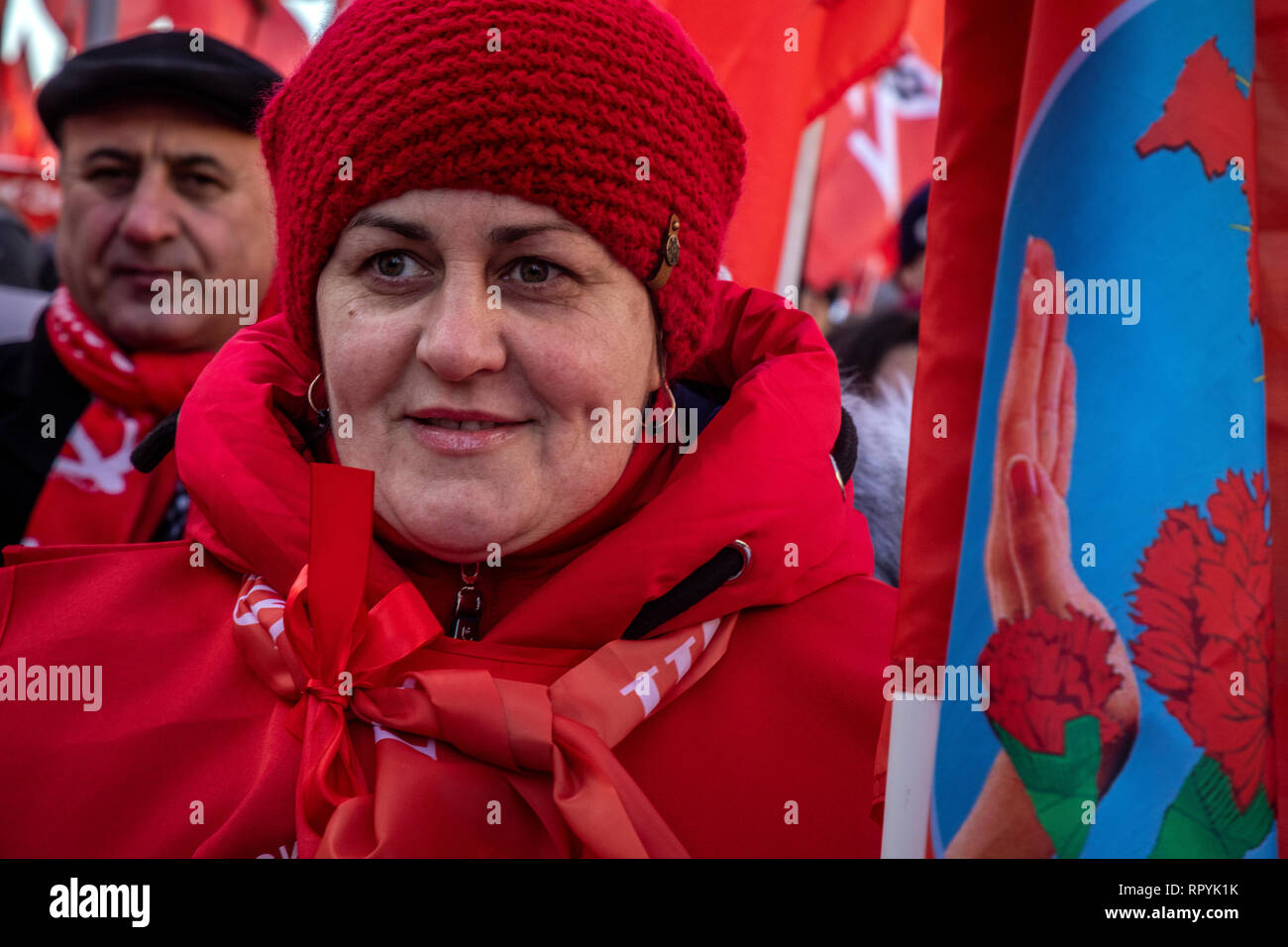 Moskau, Russland. 23. Februar 2019: Teilnehmer im März von der Russischen Kommunistischen Partei im Zentrum von Moskau statt der 101. Jahrestag der Errichtung der Roten Armee und Marine auf Verteidiger des Vaterlandes Tag Credit: Nikolay Winokurow/Alamy Leben Nachrichten zu markieren Stockfoto