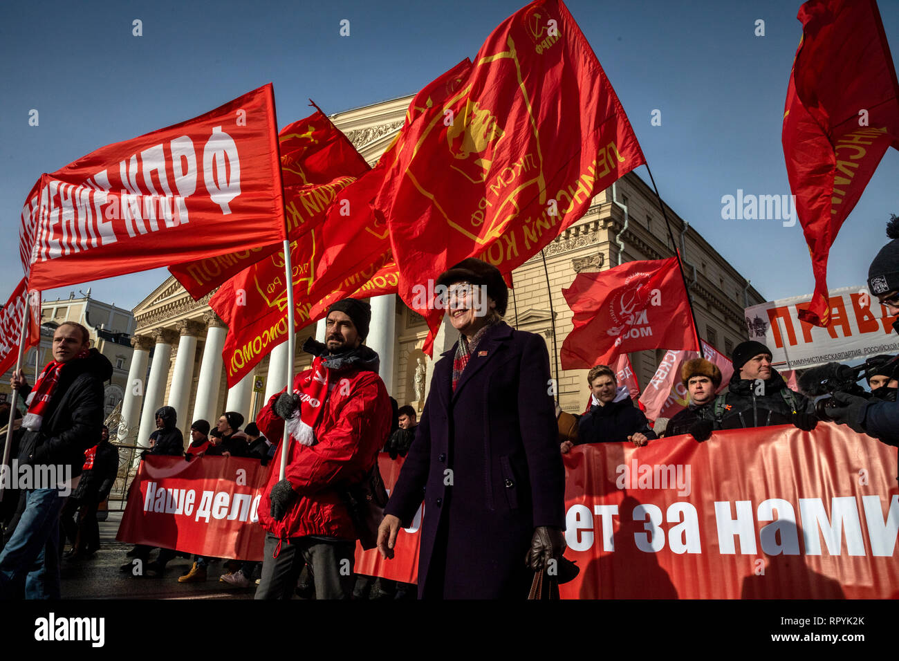 Moskau, Russland. 23. Februar 2019: Teilnehmer im März von der Russischen Kommunistischen Partei im Zentrum von Moskau statt der 101. Jahrestag der Errichtung der Roten Armee und Marine auf Verteidiger des Vaterlandes Tag Credit: Nikolay Winokurow/Alamy Leben Nachrichten zu markieren Stockfoto