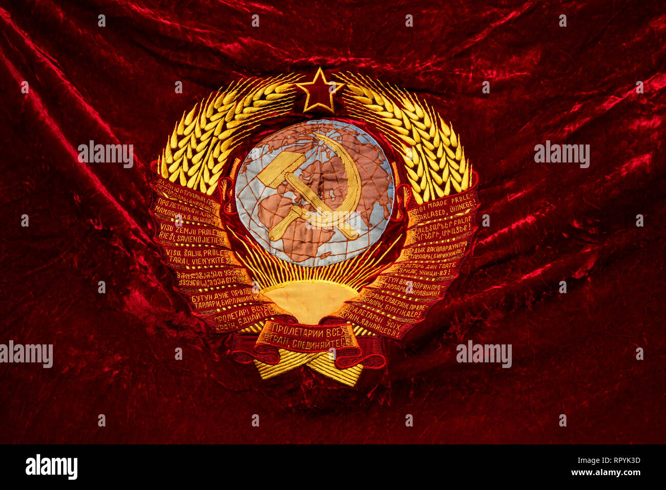 Moskau, Russland. 23. Februar 2019: eine Fahne mit dem Emblem der UDSSR in einem März der Russischen Kommunistischen Partei in Moskau den 101. Jahrestag der Errichtung der Roten Armee und Marine auf Verteidiger des Vaterlandes Tag Credit: Nikolay Winokurow/Alamy Leben Nachrichten zu markieren Stockfoto