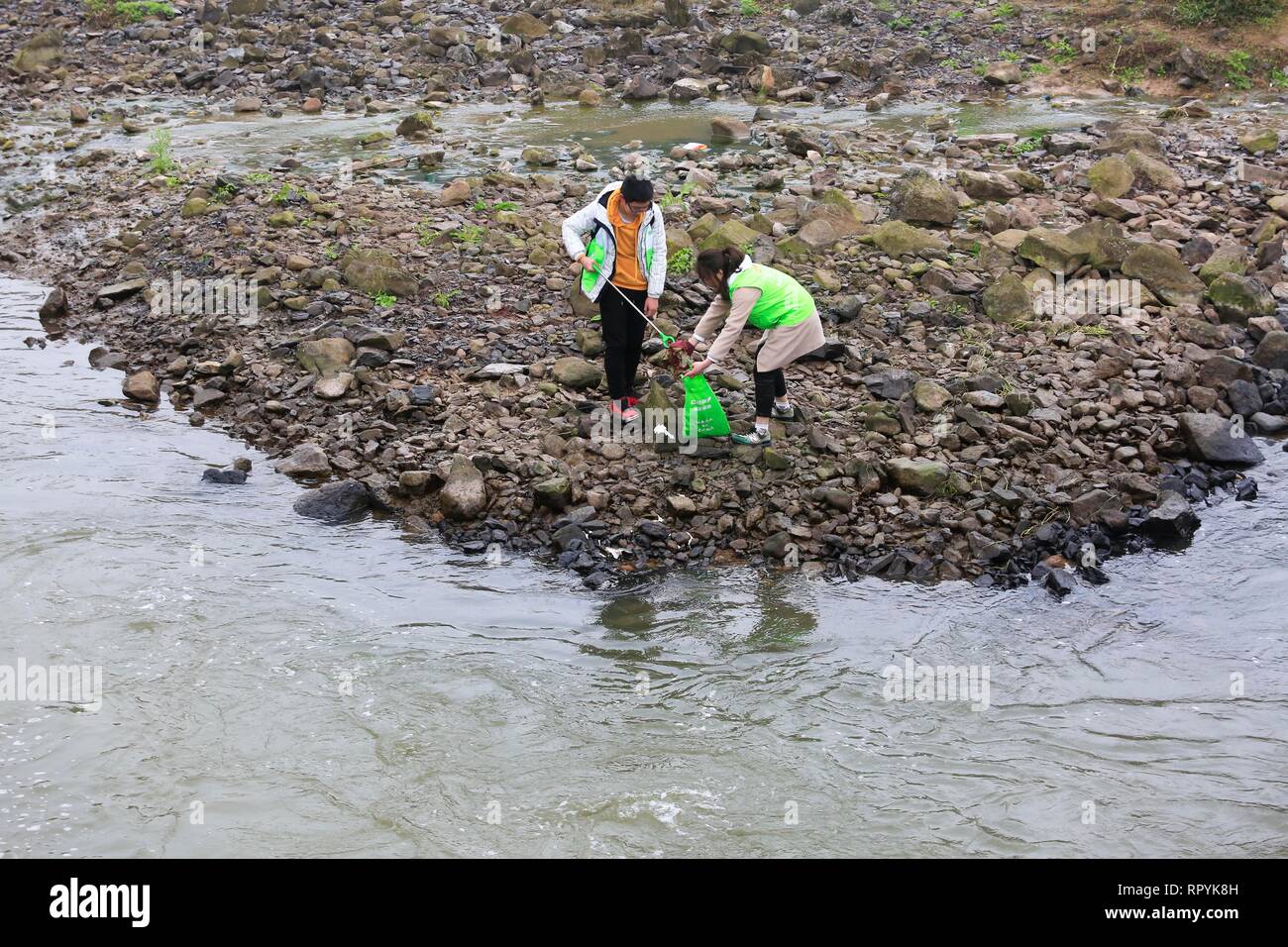 Chongqing, China. 23 Feb, 2019. Die Freiwilligen sammeln Müll an einem Flussufer in Beibei District, Chongqing, Südwesten Chinas, Feb 23, 2019. Ein Team von fast 30 freiwillige Maßnahmen in einem freiwilligen Dienst im Jahr 2018, mit dem Clearing und der Schutz der lokalen Fluss. Quelle: Wang Tingfu/Xinhua/Alamy leben Nachrichten Stockfoto