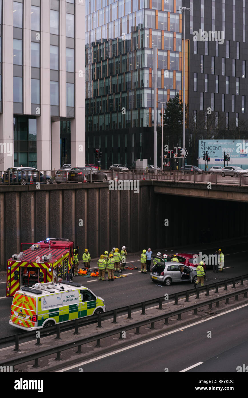 Verkehrsunfall auf Autobahn M8 im Charing Cross in Glasgow am Samstag, 23. Februar 2019. Stockfoto