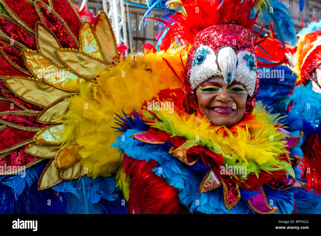 Bremen, Deutschland. 23. Februar 2019. Brasilianerin aus dem Bremer Samba  Gruppe Alegria trägt einen bunten Papagei Kostüm. Die bremer Samba Karneval  findet in strahlendem Sonnenschein mit Teilnehmern tragen bunte Kostüme.  Foto: Lebendige