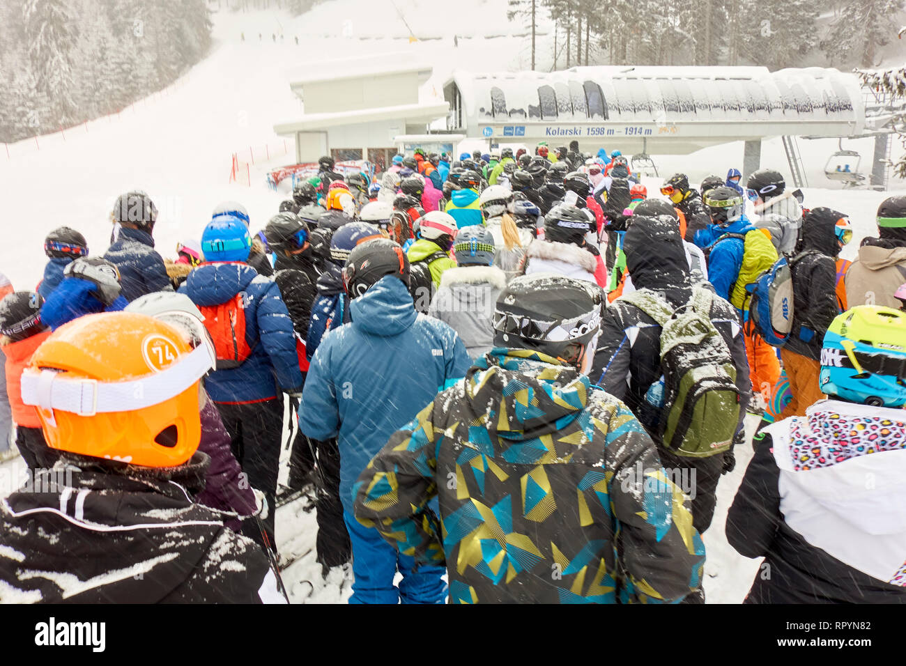 Bansko, Bulgarien. 23. Februar 2019. Die mens super Riesenslalom in Bansko, Bulgarien ist wegen der schweren Schnees abgesagt. Aber der Schnee nicht abschrecken, Urlauber, das Beste aus der Bedingungen im Resort. Credit: Mike Donnelly/Alamy Leben Nachrichten. Stockfoto