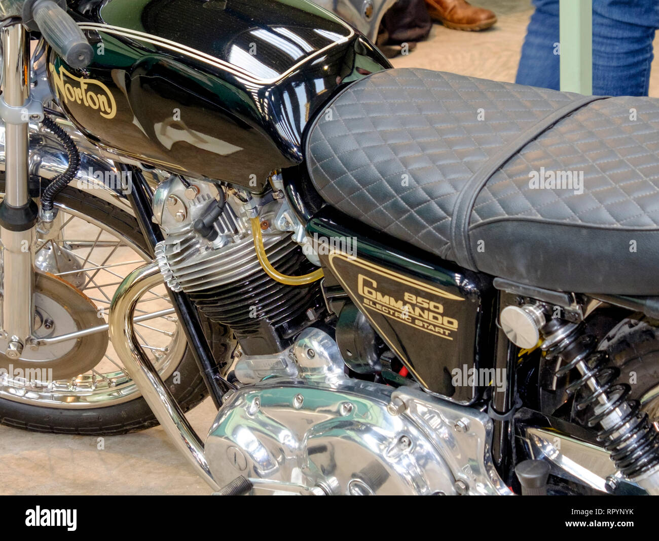 Shepton Mallet, Somerset, Großbritannien. 23. Februar 2019 Motorradfans versammeln sich am ersten Tag der Carol Nash Classic Motorcycle Show 39. Handelsstände und Individuen zeigten ihre zweirädrigen Schätze. Der Satz "Ich hatte so einen" wurde oft gehört, da die freundliche und einladende Atmosphäre die Nostalgie aufheizte. ©Alamy Live News / Mr Standfast Credit: Mr Standfast/Alamy Live News Stockfoto