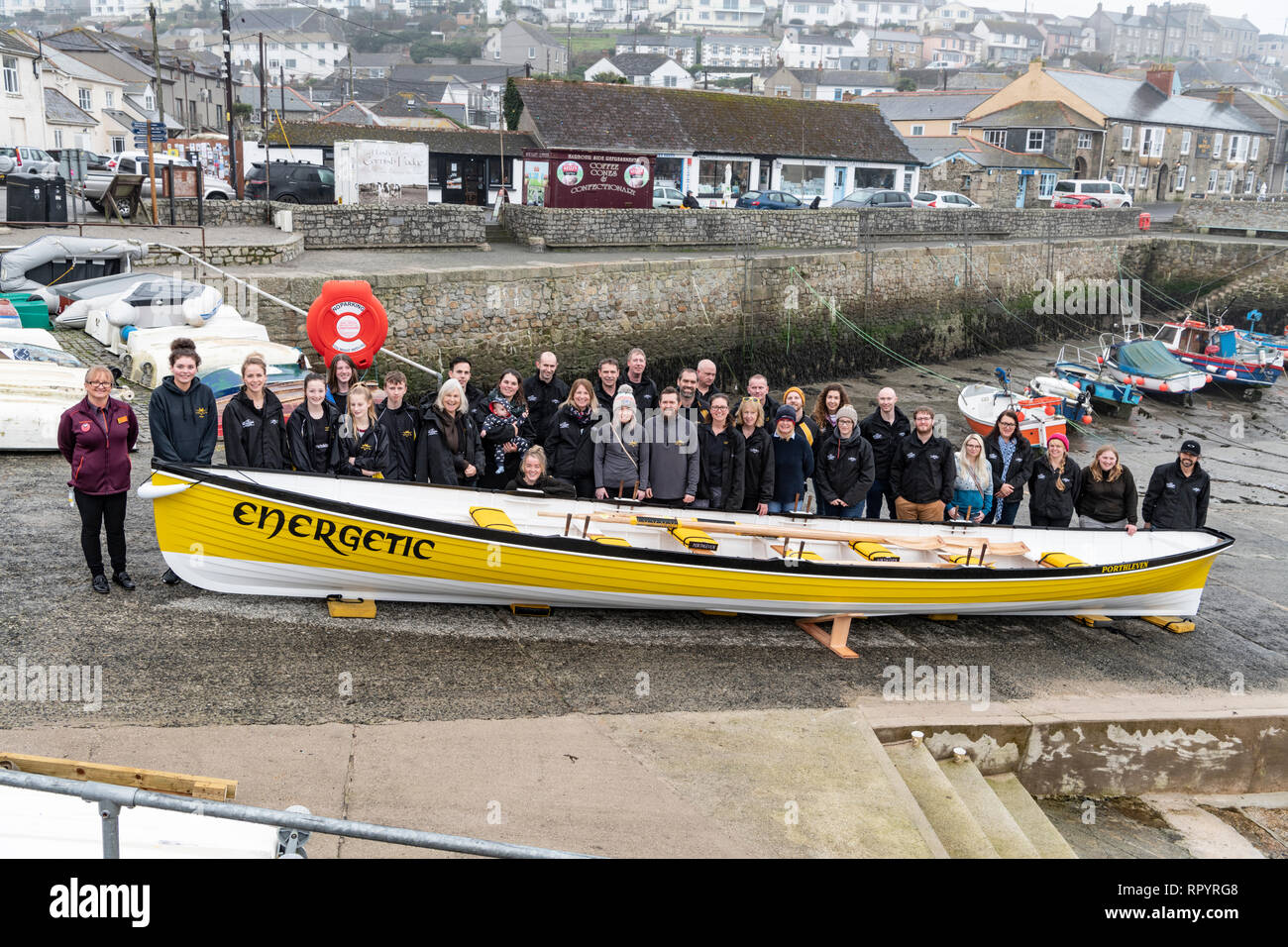 Alle Mitglieder der Porthleven gig Rowing Club mit Ihrem neuen Boot Energetische 23-02-2018 Stockfoto