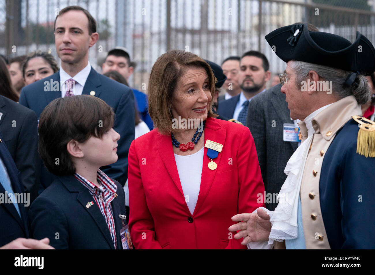 Us-Repräsentantenhaus Sprecher Nancy Pelosi Chats mit Laredo, Texas, bürgerliche Führer an George Washington während Laredo's jährliche Washington Geburtstagsfeier gekleidet. Stockfoto