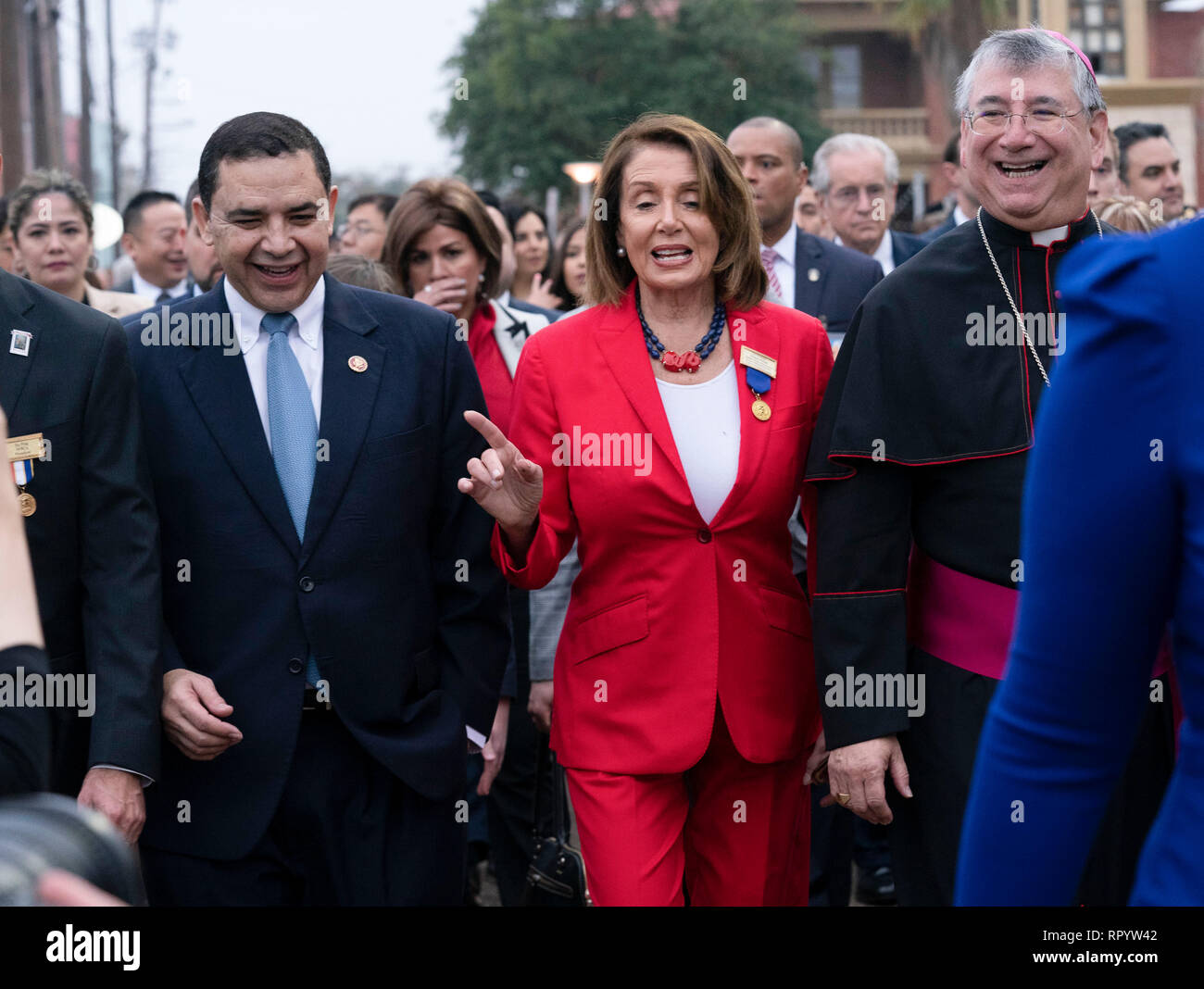 Us-Repräsentantenhaus Sprecher Nancy Pelosi Spaziergänge mit bürgerlichen Führern auf der internationalen Brücke zwischen Laredo, Texas, und Nuevo Laredo, Tamaulipas, Mexiko während Laredo's jährliche Washington Geburtstag. Kongressabgeordnete Henry Cuellar, D-Laredo, befindet sich auf der linken Seite. Stockfoto