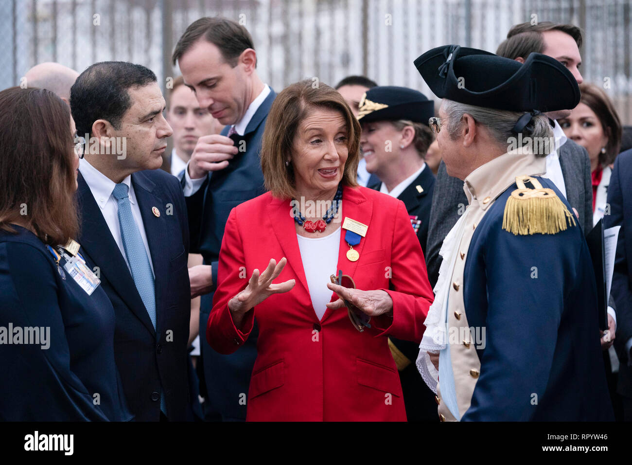 Us-Repräsentantenhaus Sprecher Nancy Pelosi Chats mit Laredo, Texas, bürgerliche Führer an George Washington während Laredo's jährliche Washington Geburtstagsfeier gekleidet. Kongressabgeordnete Henry Cuellar, D-Laredo, befindet sich auf der linken Seite. Stockfoto