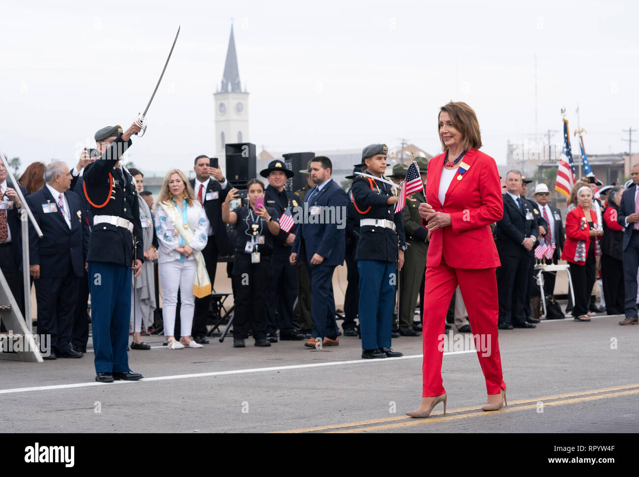 Laredo, Texas, USA. 23 Feb, 2019. Laredo, TX USA Feb 23 2019: US-Sprecherin des Repräsentantenhauses Nancy Pelosi nimmt an der Abrazo Zeremonie am Texas-Mexico border auf dem Laredo internationale Brücke mit mexikanischer Gouverneur Francisco Javier Garcia Cabez de Vaca (blaue Krawatte) am Geburtstag Zeremonie des Washington. Begleitung Pelosi ist Texas Congressman Henry Cuellar. Credit: Bob Daemmrich/Alamy leben Nachrichten Stockfoto