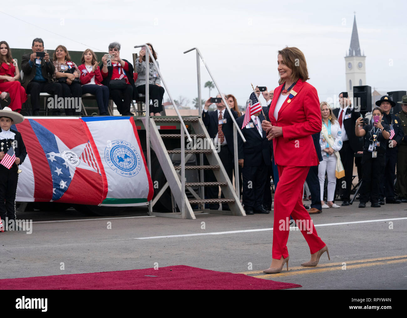 Laredo, Texas, USA. 23 Feb, 2019. Laredo, TX USA Feb 23 2019: US-Sprecherin des Repräsentantenhauses Nancy Pelosi nimmt an der Abrazo Zeremonie am Texas-Mexico border auf dem Laredo internationale Brücke mit mexikanischer Gouverneur Francisco Javier Garcia Cabez de Vaca (blaue Krawatte) am Geburtstag Zeremonie des Washington. Begleitung Pelosi ist Texas Congressman Henry Cuellar. Credit: Bob Daemmrich/Alamy leben Nachrichten Stockfoto