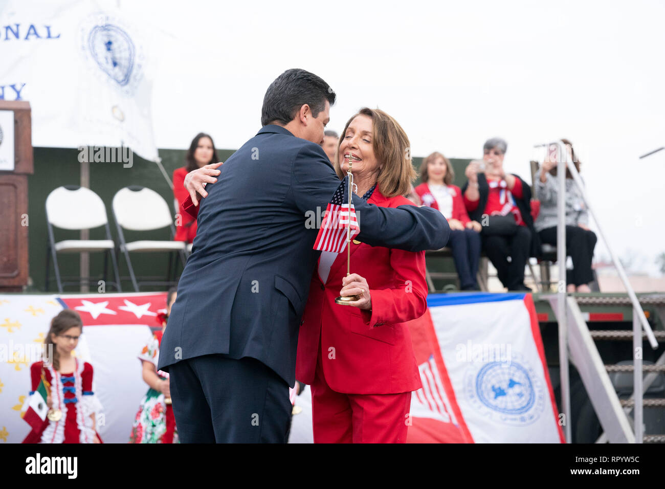 Us-Repräsentantenhaus Sprecher Nancy Pelosi und Francisco Javier Garcia Cabeza de Vaca, Gouverneur des mexikanischen Bundesstaates Tamaulipas, beteiligen sich an der abrazo (Freundschaft) Zeremonie auf der internationalen Brücke zwischen Laredo, Texas, und Nuevo Laredo in Tamaulipas während Laredo's jährliche Washington Geburtstag. Stockfoto