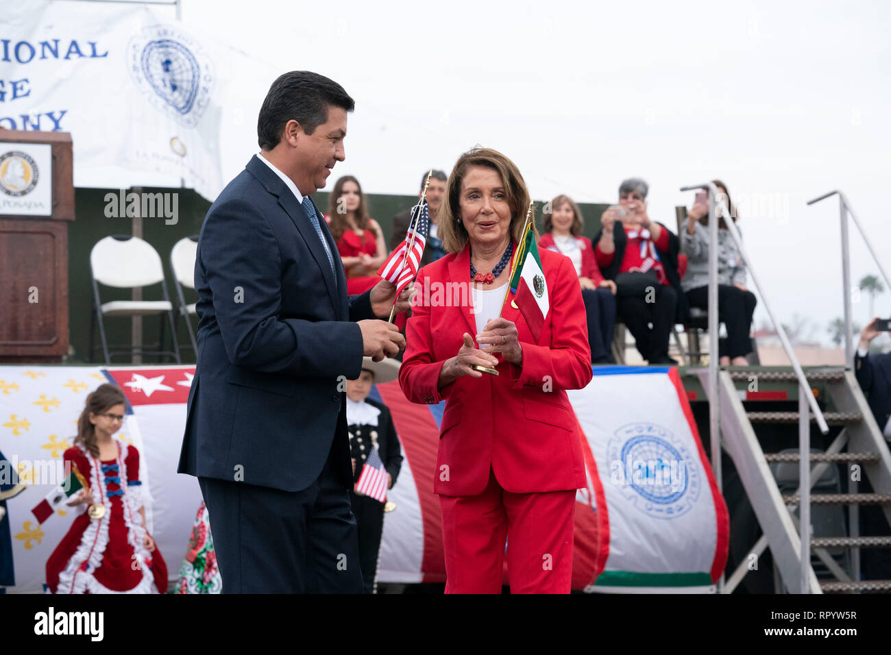 Us-Repräsentantenhaus Sprecher Nancy Pelosi und Francisco Javier Garcia Cabeza de Vaca, Gouverneur des mexikanischen Bundesstaates Tamaulipas, beteiligen sich an der abrazo (Freundschaft) Zeremonie auf der internationalen Brücke zwischen Laredo, Texas, und Nuevo Laredo in Tamaulipas während Laredo's jährliche Washington Geburtstag. Stockfoto