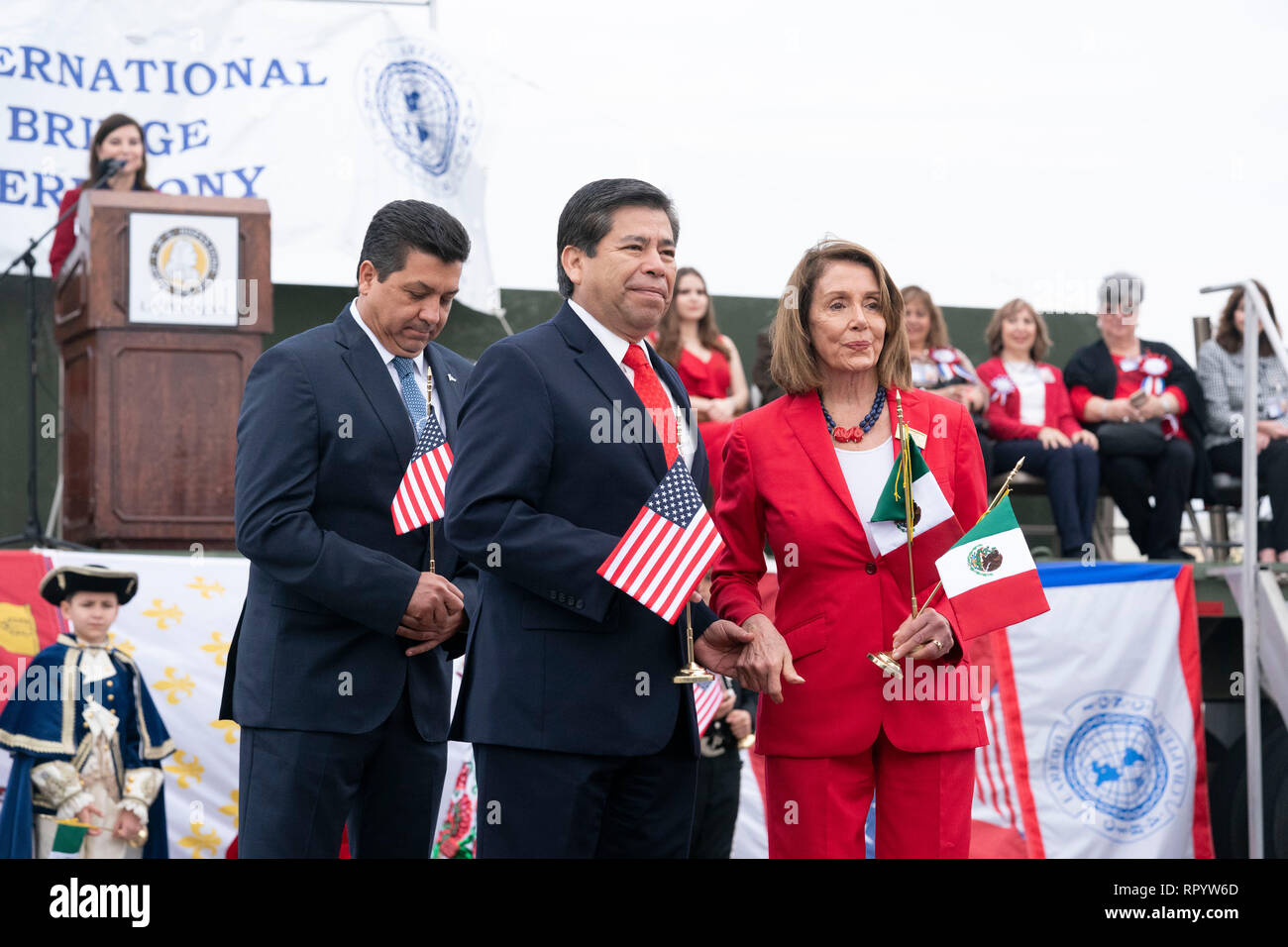 Us-Repräsentantenhaus Sprecher Nancy Pelosi, mit Nationalen Institut für Migration Kommissar Dr. Tonatiuh Guillen Lopez (rote Krawatte) und Francisco Javier Garcia Cabeza de Vaca (blaue Krawatte), Gouverneur des mexikanischen Bundesstaates Tamaulipas, beteiligen sich an der abrazo (Freundschaft) Zeremonie auf dem Juarez Lincoln International Brücke zwischen Laredo, Texas, und Nuevo Laredo in Tamaulipas während Laredo's jährliche Washington Geburtstag. Stockfoto