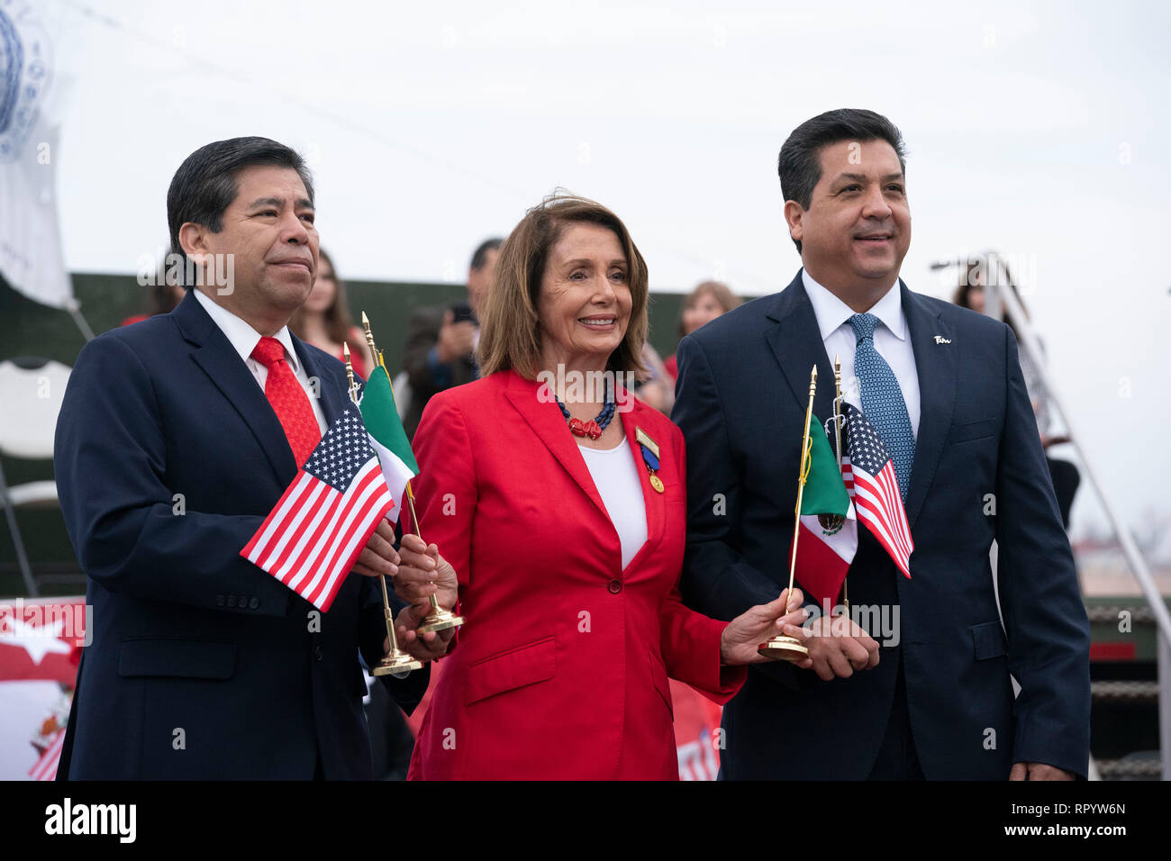 Us-Repräsentantenhaus Sprecher Nancy Pelosi, mit Nationalen Institut für Migration Kommissar Dr. Tonatiuh Guillen Lopez (rote Krawatte) und Francisco Javier Garcia Cabeza de Vaca (blaue Krawatte), Gouverneur des mexikanischen Bundesstaates Tamaulipas, beteiligen sich an der abrazo (Freundschaft) Zeremonie auf dem Juarez Lincoln International Brücke zwischen Laredo, Texas, und Nuevo Laredo in Tamaulipas während Laredo's jährliche Washington Geburtstag. Stockfoto
