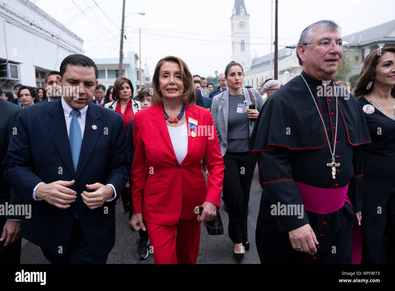 Us-Repräsentantenhaus Sprecher Nancy Pelosi Spaziergänge mit bürgerlichen Führern auf der internationalen Brücke zwischen Laredo, Texas, und Nuevo Laredo, Tamaulipas, Mexiko während Laredo's jährliche Washington Geburtstag. Kongressabgeordnete Henry Cuellar, D-Laredo, befindet sich auf der linken Seite. Stockfoto
