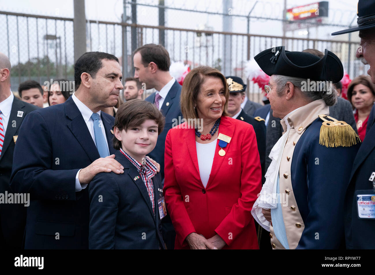 Us-Repräsentantenhaus Sprecher Nancy Pelosi Chats mit Laredo, Texas, bürgerliche Führer an George Washington während Laredo's jährliche Washington Geburtstagsfeier gekleidet. Kongressabgeordnete Henry Cuellar, D-Laredo, befindet sich auf der linken Seite. Stockfoto