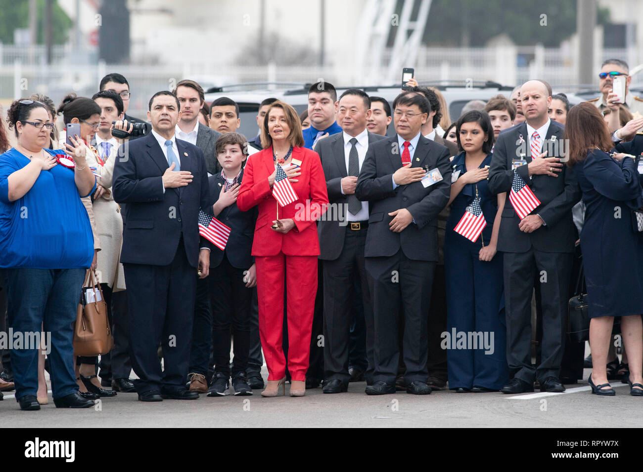Us-Repräsentantenhaus Sprecher Nancy Pelosi und andere Amerikaner Hände über Herz, während das rezitieren den Treueeid auf die amerikanische Flagge vor dem Abrazo Zeremonie am Texas-Mexico border auf der internationalen Brücke in Laredo Laredo's jährliche Washington Geburtstag. Stockfoto