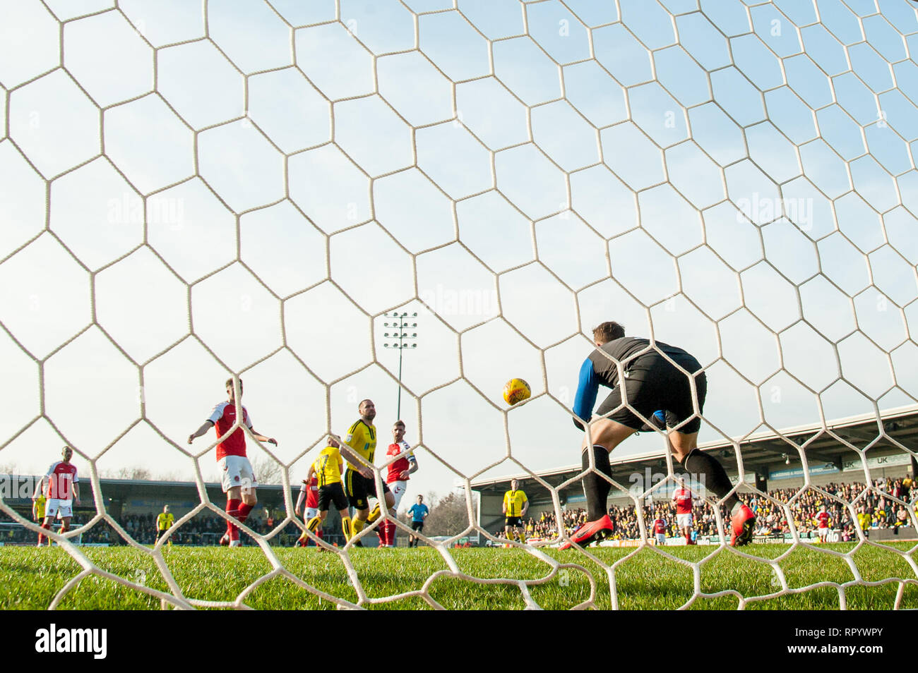 Burton Upon Trent, Großbritannien. 23 Feb, 2019. Alex Cairns von Fleetwood Stadt macht eine komfortable Speichern während der efl Sky Bet Liga 1 Übereinstimmung zwischen Burton Albion und Fleetwood Stadt am Pirelli Stadium, Burton upon Trent, England am 23. Februar 2019. Foto von Matthew Buchan. Nur die redaktionelle Nutzung, eine Lizenz für die gewerbliche Nutzung erforderlich. Keine Verwendung in Wetten, Spiele oder einer einzelnen Verein/Liga/player Publikationen. Credit: UK Sport Pics Ltd/Alamy leben Nachrichten Stockfoto