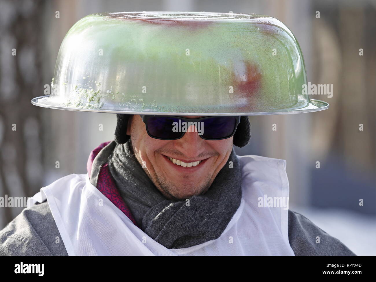 Moskau, Russland. 23 Feb, 2019. Moskau, Russland - Februar 23, 2019: Ein Teilnehmer in der Schlacht Sani kreative Schlitten Festival in Moskau. Artyom Geodakyan/TASS Credit: ITAR-TASS News Agentur/Alamy leben Nachrichten Stockfoto