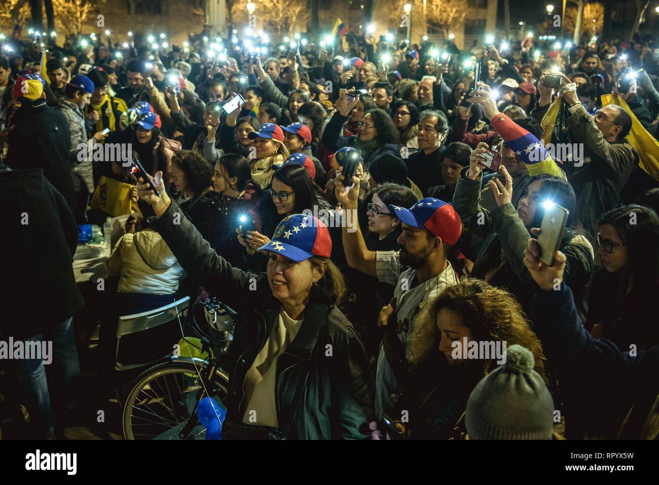 Barcelona, Spanien. 23. Februar 2019: venezolaner Anhänger der Opposition protestieren gegen den venezolanischen Präsidenten Nicolas Maduro und seine sozialistische Regierung als die Spannungen über Nahrungsmittelhilfe Konvoi an der kolumbianischen Grenze Stockfoto