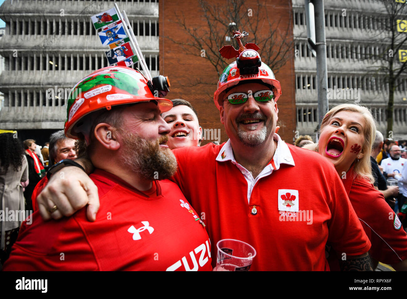 Cardiff, Wales, UK, 23. Februar 2019. Welsh Rugby Fans sind die sechs Nationen feiern gegen England gewinnen im Fürstentum Stadium in Cardiff, Wales gewann 21-13. Robert Melen/Alamy Leben Nachrichten. Stockfoto