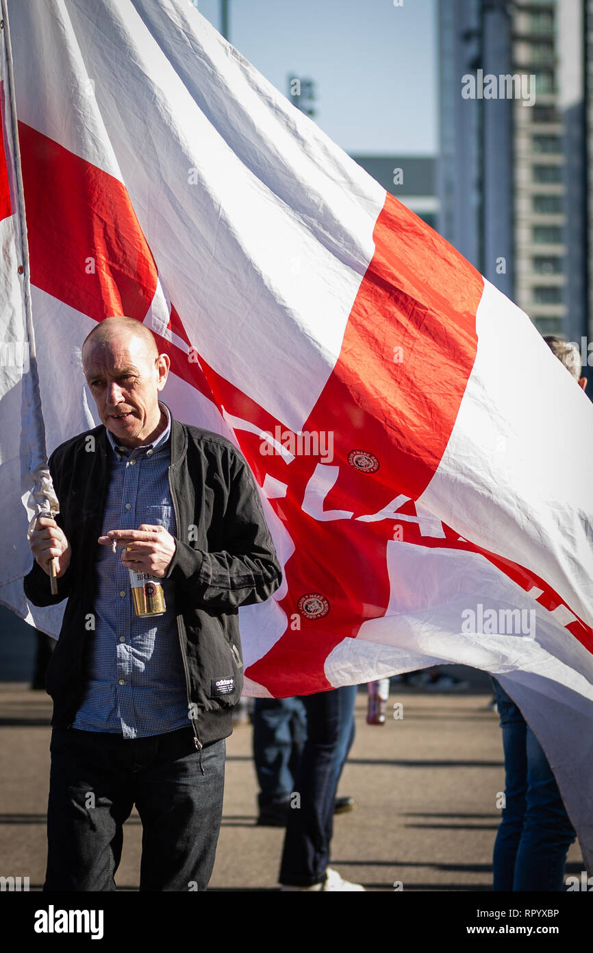 Salford, UK. 23 Feb, 2019. Tausende von pro-Tommy Robinson Fans außerhalb der BBC, Salford Quays versammelten die Panodrama Dokumentarfilm, die angeblich die Macht der Wahrheit hinter Medien und sein Engagement mit gefälschten Nachrichten zu sehen. Credit: Andy Barton/Alamy leben Nachrichten Stockfoto