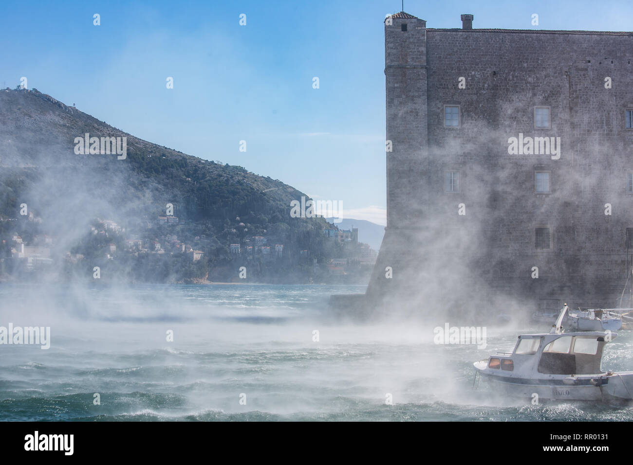 Dubrovnik, Kroatien. 23 Feb, 2019. Foto am 13.02.23, 2019 zeigt eine Ansicht der alten Stadtmauer bei starkem Wind in Dubrovnik, Kroatien. Starke Winde haben über viel der kroatischen Adriaküste seit Freitag fegte, verursachen großen Schaden für die Region. Credit: Grgo Jelavic/Xinhua/Alamy leben Nachrichten Stockfoto