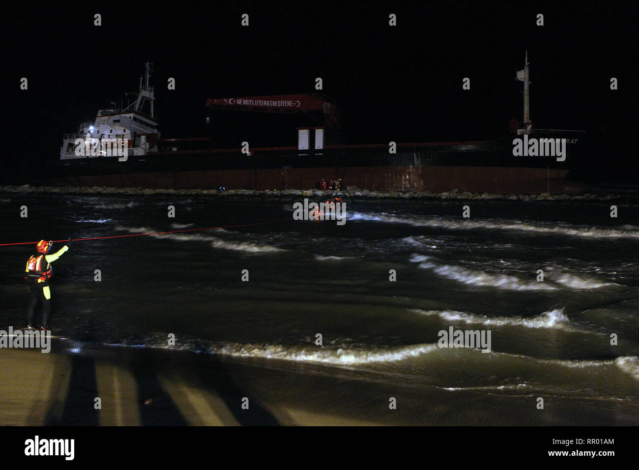 Foto Donato Fasano - LaPresse 23 02 2019 Bari, Italia Cronaca Bari: il Mercantile arenato imbarca Acqua, ich soccorsi scendere fanno l'equipaggioNella Foto: Le operazioni di salvataggio Foto Donato Fasano - LaPresse 23 02 2019 Bari, Italien News türkische Frachtschiff läuft auf Grund von Italien Bari in der Pic: Rettungsmaßnahmen Stockfoto