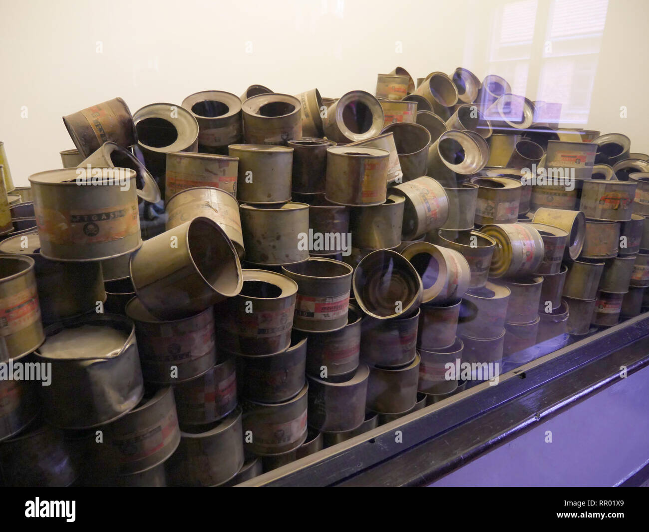 Polen - Auschwitz Museum Sehenswürdigkeiten im ehemaligen Konzentrationslager. Leeren Zyklon B cannisters, das Gas verwendet, um die Menschen in die Gaskammern zu töten. Stockfoto