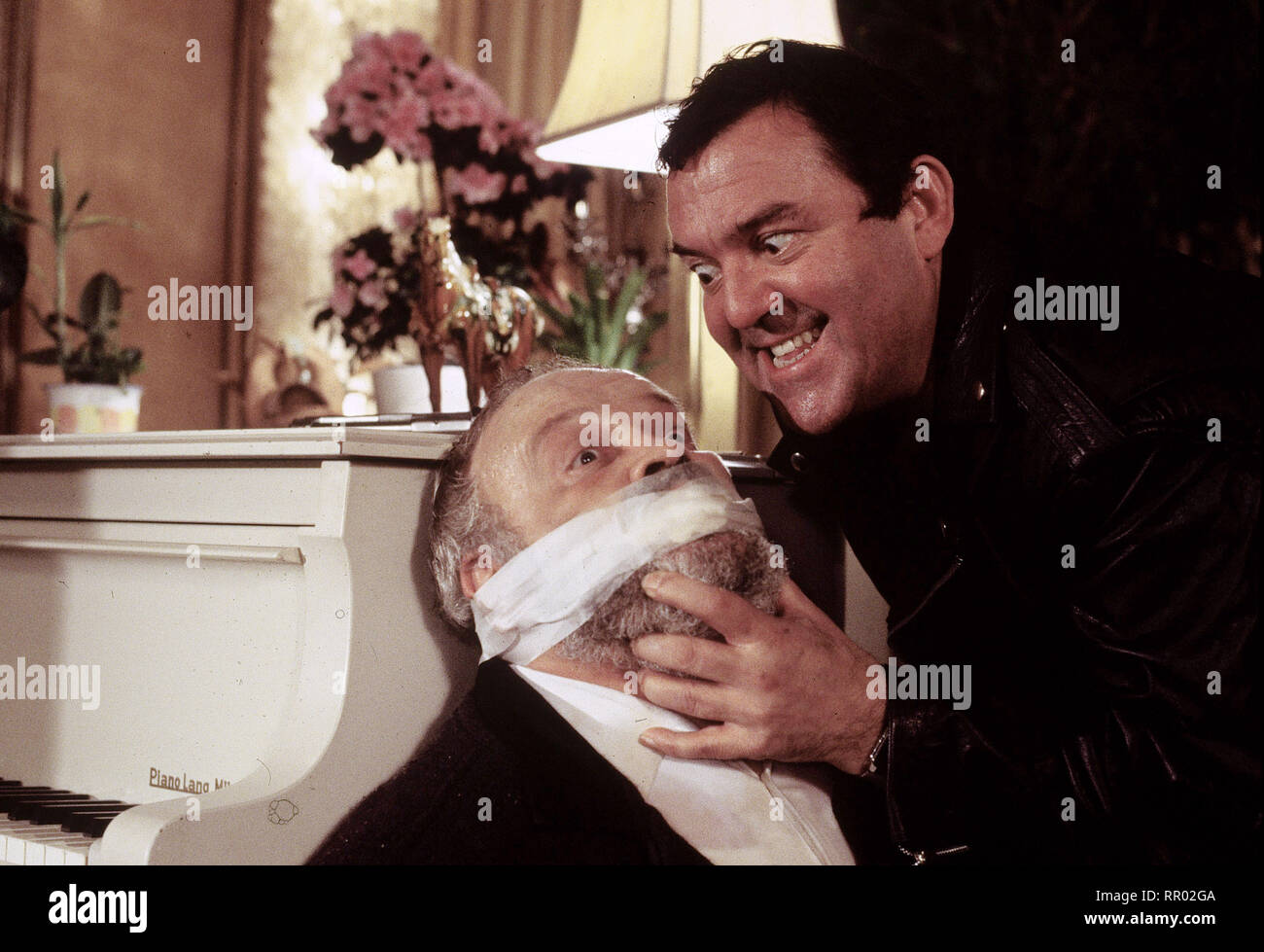 DER FAHNDER/POST FÜR MIKE/Hans-Werner Honert Der Gewaltverbrecher Werres ist aus dem Hochsicherheitstrakt des Gefängnisses ausgebrochen, um sich eine Katharina Kaster zu rächen. This hatte ihn mit ihrer Aussage hinter Gitter Referenzen. Werres (GÜNTHER SCHUBERT, r) und Michael Habeck. /Überschrift: der FAHNDER Stockfoto