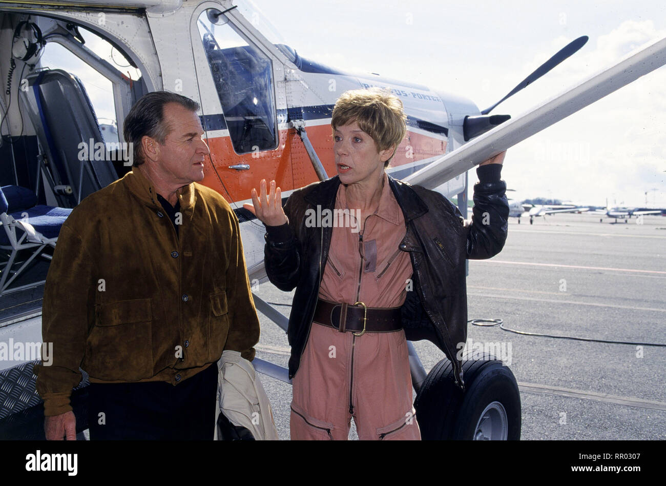 EVELYN HAMANNS GESCHICHTEN AUS DEM LEBEN / Über den Wolken Deutschland 2001/Ralf Gregan Helga Siebenstein (Evelyn Hamann) ist-Pilotin der Ein-Frau-Fluglinie "Air Lift". Mit ihrer schon recht betagten, einmotorigen Maschine befördert sie Geschäftsleute. So auch Heinz Berger (Fritz Wepper), der einen eiligen Termin hat. Berger ist hektisch, doch Helga bleibt gelassen. /Überschrift: EVELYN HAMANNS GESCHICHTEN AUS DEM LEBEN / Deutschland 2001 Stockfoto
