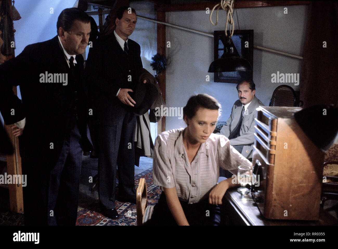 EIN LEBEN OHNE GELÄNDER/Ödön von Horvath zum 100. Geburtstag Österreich 1986/Das Fernsehspiel zeigt Stationen aus den letzten Jahren des Dichters Ödön von Horvath, der mit-Stücken das Mißfallen der Nationalsozialisten erregte und im Pariser Exil-nur knapp 37 Jahre alt - von einem herabfallenden Ast erschlagen wurde. Foto: Csokor (RUDOLF BUCZOLICH), Ödön von Horvath (FRIEDRICH VON THUN, re.), seine Freundin (ALEXANDRA HILVERTH) und sein Bruder (Peter Uray) 32689/Überschrift: EIN LEBEN OHNE GELÄNDER/… Österreich 1986 Stockfoto