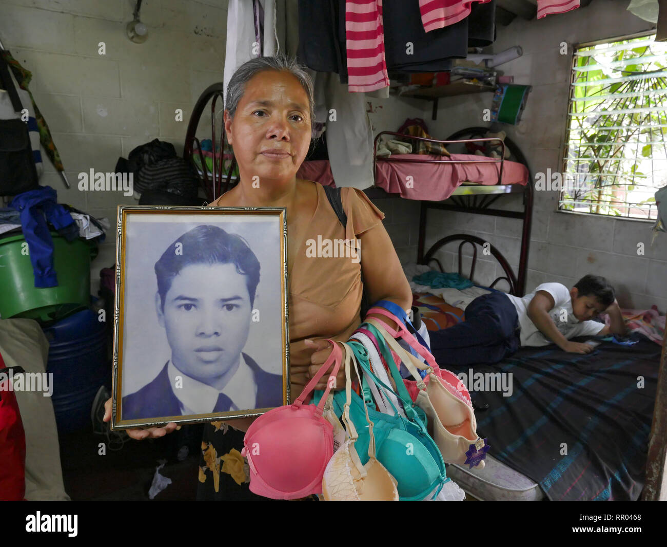 EL SALVADOR Maria Estela de Vasquez in Zacamil, Mejicanos, Holding, ein Foto von Ihrem Sohn William, genommen, bevor er in die USA, wo er nach 16 Monaten verschwunden waren, Stockfoto