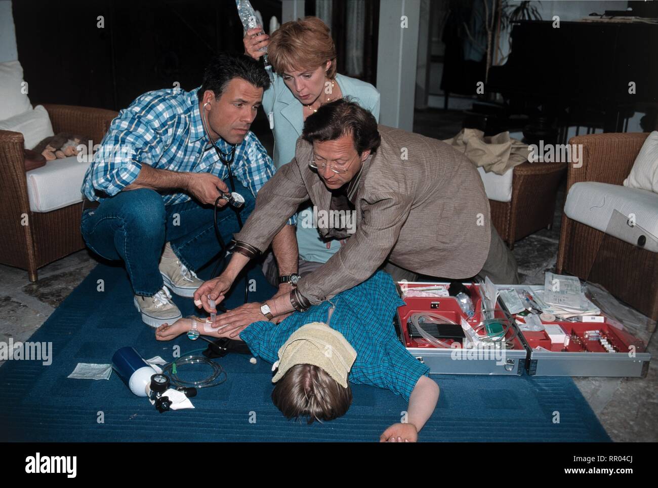 FREUNDE FÜRS LEBEN - VIII. STAFFEL/Folge 1: Turbulenzen D 1999/Stefan Bartmann Szene: Gregor (KARSTEN SPECK) und Daniel (STEPHAN SCHWARTZ) kümmern sich um den kleinen Werner (WOODY MUES), der bewusstlos auf dem Boden Balatonfüred. Seine Mutter (APRIL HAILER) ist in großer Sorge. #/Überschrift: FREUNDE FÜRS LEBEN - VIII. STAFFEL/D 1999 Stockfoto