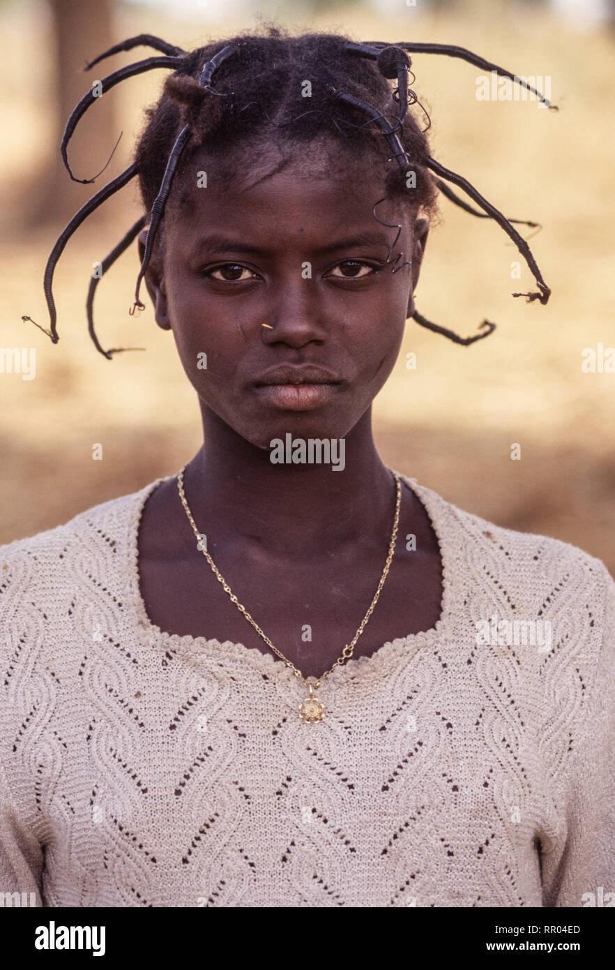Junge nigrischen Mädchen mit Frisur und Zweig zu Halten für die Nase Pin, Ouallam, Niger. Stockfoto