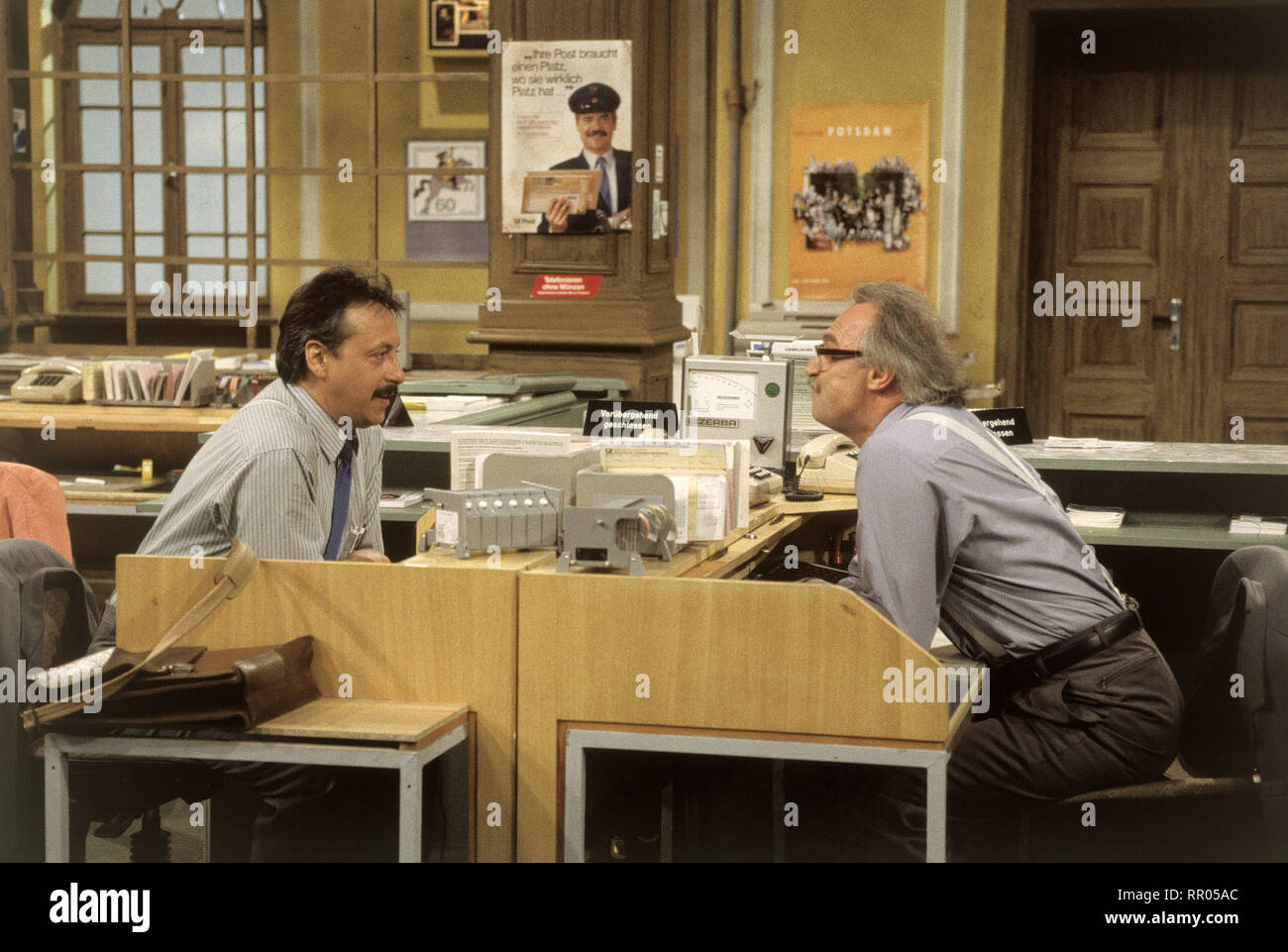 SALTO POSTALE/Die Versetzung D 1993 / Bernhard Stephan Szene mit Stankoweit (WOLFGANG STUMPH) und Reschke ((ACHIM WOLFF). C 42720/Überschrift: SALTO POSTALE/D 1993 Stockfoto