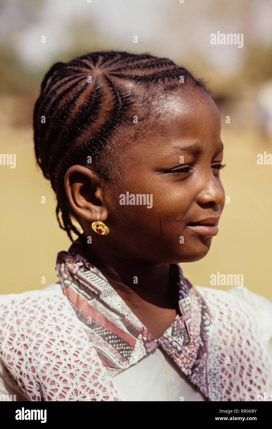 Junges Mädchen mit Frisur für den Eid al-Fitr, Niamey, Niger. Stockfoto