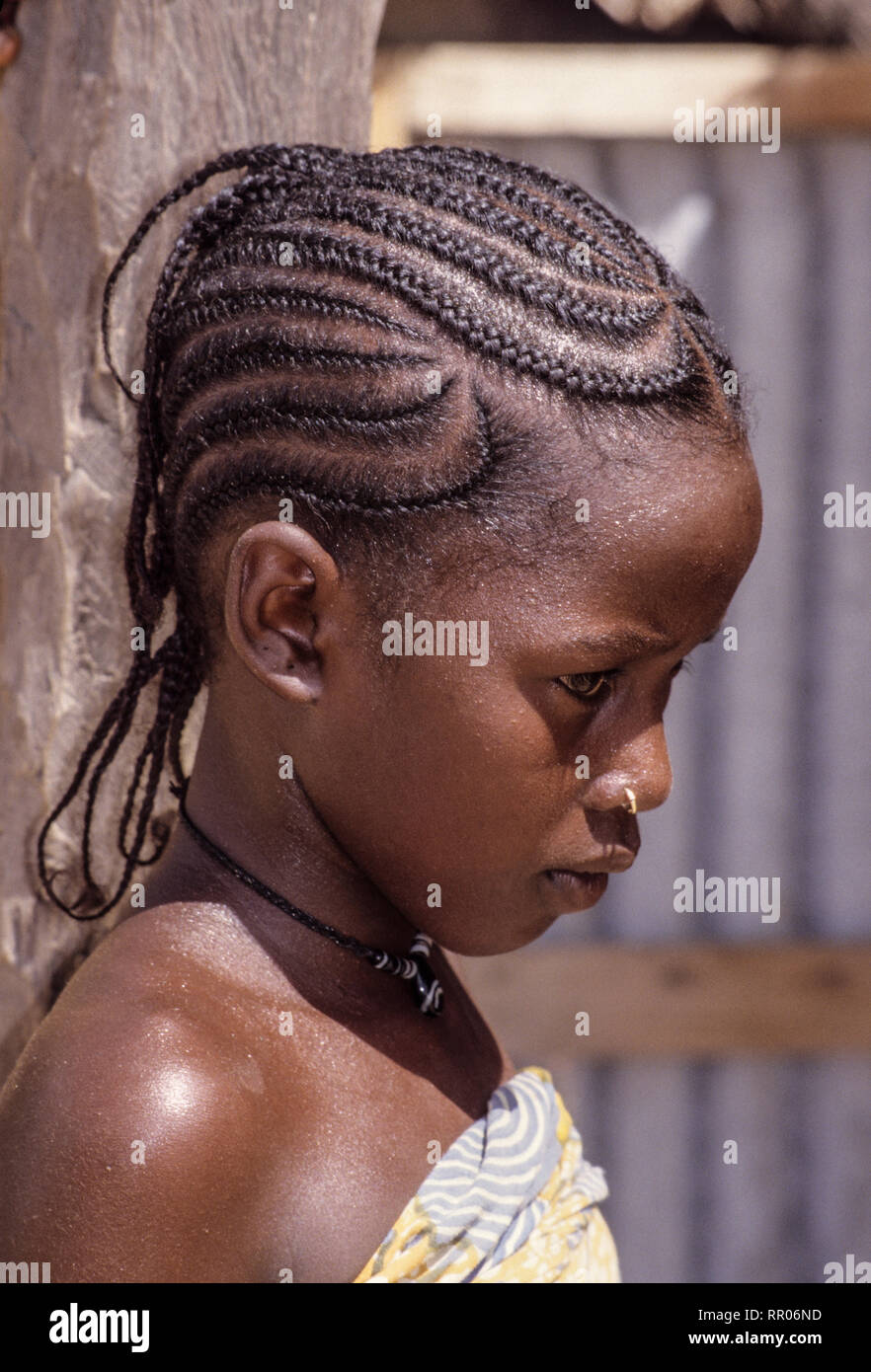Junge Djerma (zarma) Mädchen mit Frisur und Nase Pin, Tonkassare, Niger. Stockfoto