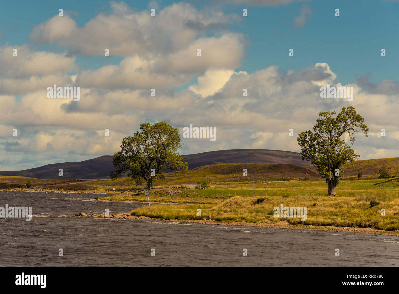 Typische Hinterland an der Ostküste mit kleinen Seen, Sutherland, Highlands, Schottland Stockfoto