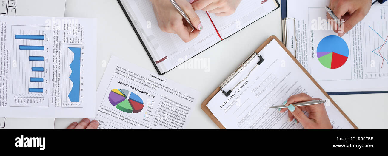 Halten Sie die Gruppe von Menschen Silber pen bereit zu machen Stockfoto