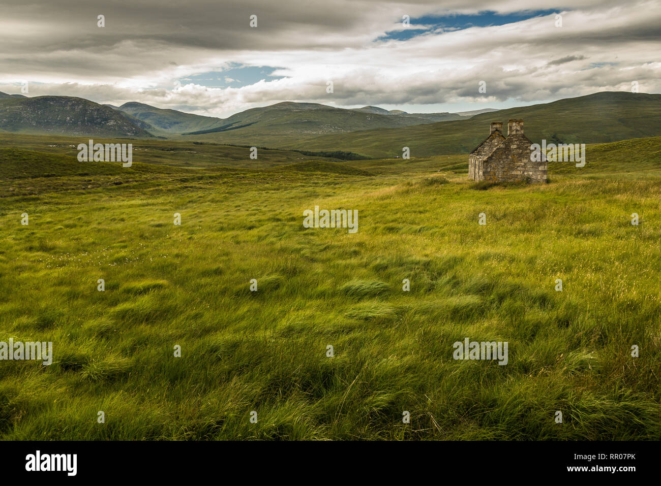 Typische Landschaft mit antiken Ruinen und endlose Wiesen und Weiden, Sutherland, Highlands, Schottland Stockfoto