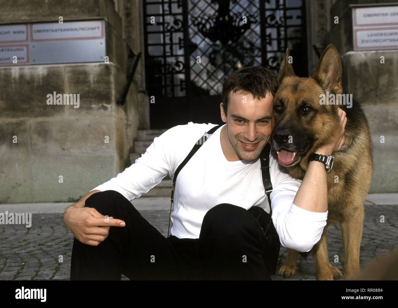 KOMMISSAR REX / Rex rächt sich D 1998/Hans Werner Kommissar Brandtner (Gedeon Burkhard) und REX. C 42372/Überschrift: KOMMISSAR REX/D 1998 Stockfoto