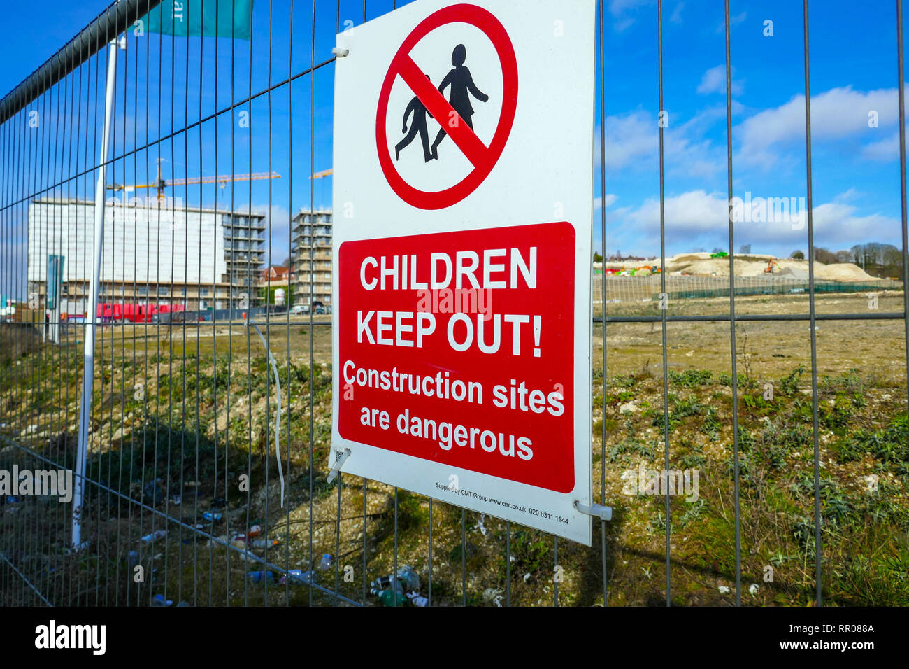 Warnschild auf Draht Zaun, Kinder Baustelle, Luton Airport, Luton, London, England, Großbritannien Stockfoto