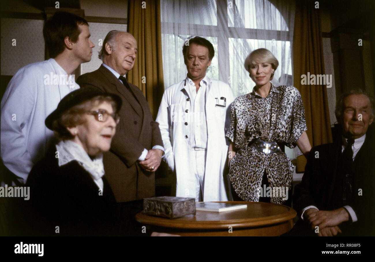 DIE SCHWARZWALDKLINIK/Der alte Herr BRD 1987/Hans-Jürgen Tögel Rose Renée Roth (alte Dame), MICHAEL KAUSCH (Dr. Engel), ALF MARHOLM (Mühlmann) Klinikdirektor, KLAUSJÜRGEN WUSSOW (Prof. Brinkmann), KARIN ECKHOLD (Sekretärin, Frau Meis), Axel von AMBESSER (der alte Herr, Landgerichtsrat Eckner) EM/Überschrift: Die SCHWARZWALDKLINIK/BRD 1987 Stockfoto