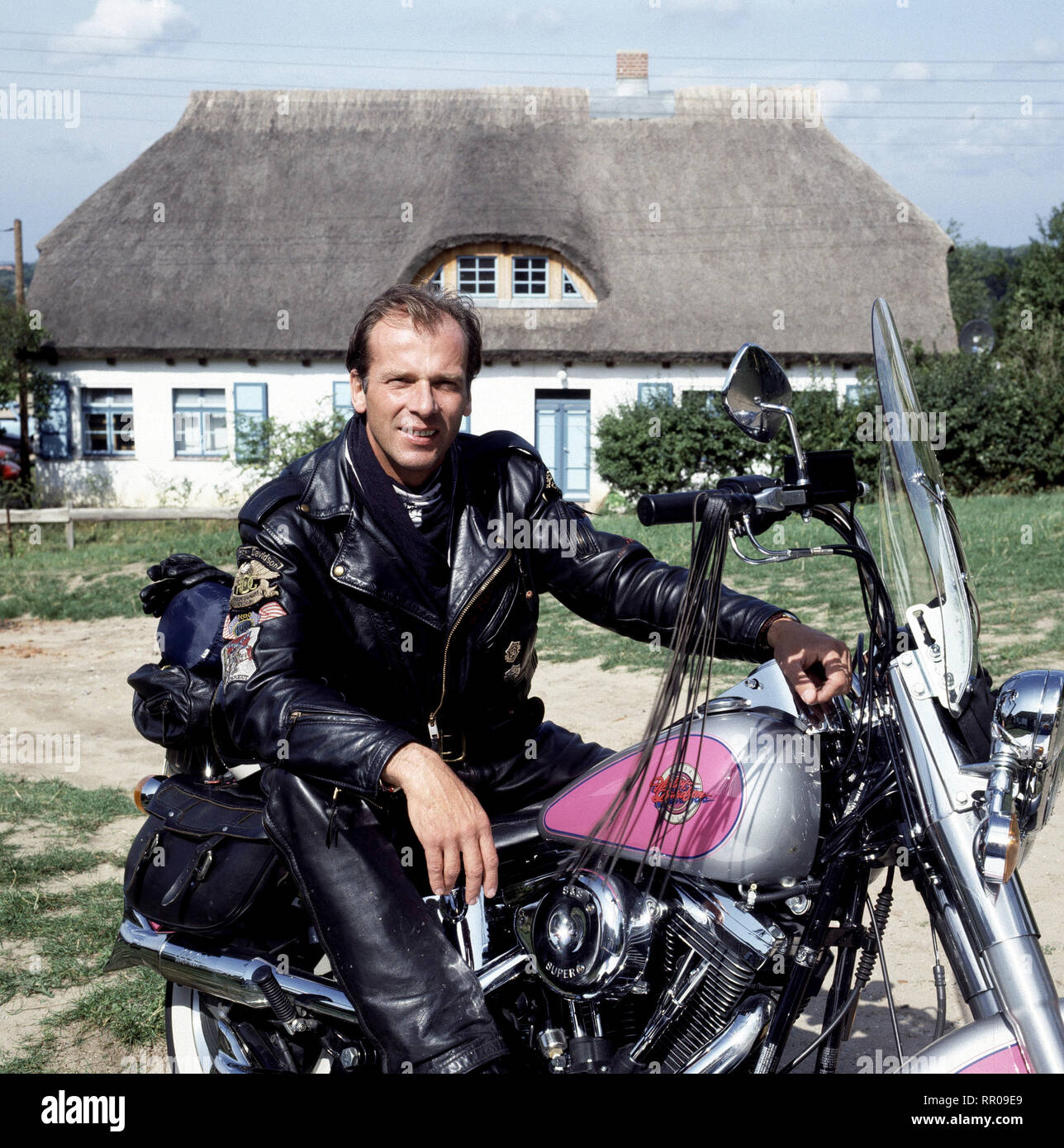 EIN BAYER AUF RÜGEN/Auf und Abb. D 1992/Wigbert Wicker ein Urbayer und seine 'Harley': WOLFGANG FIEREK als Valentin Gruber. 36850/Überschrift: EIN BAYER AUF RÜGEN/D 1992 Stockfoto