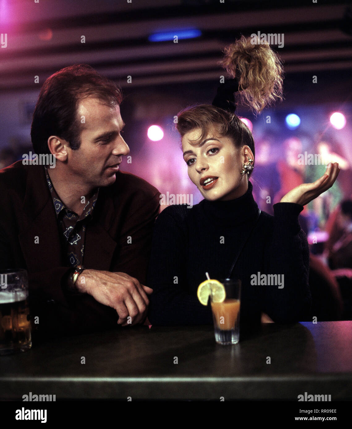 EIN BAYER AUF RÜGEN/Auf und Abb. D 1992/Wigbert Wicker WOLFGANG FIEREK (Valentin) und Karin Thaler (Heidi) 36850/Überschrift: EIN BAYER AUF RÜGEN/D 1992 Stockfoto