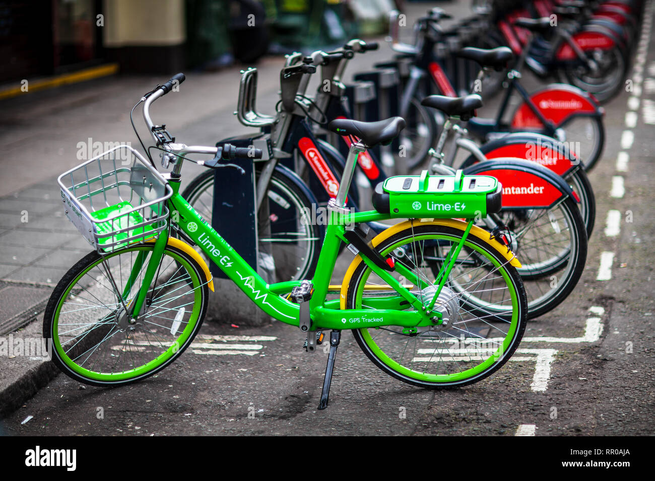 Kalk Elektrofahrrad London - ein Kalk elektrische Fahrrad geparkt Neben regelmäßigen Santander Fahrräder in London, Großbritannien Stockfoto
